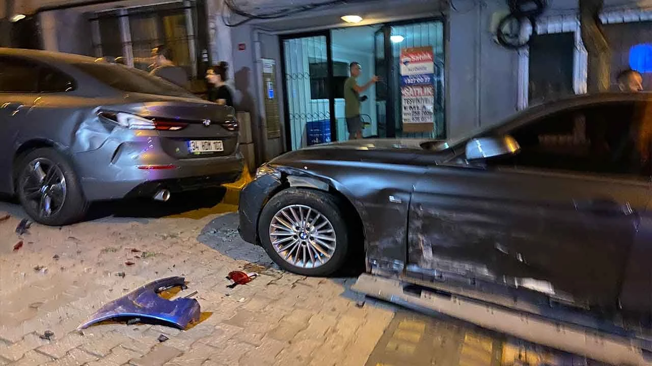 Park halindeki araçlara çarpan otomobil takla attı! Beşiktaş'taki kaza kamerada - 1. Resim
