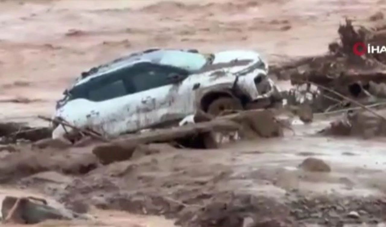 Şiddetli yağışlar sel ve heyelanı da beraberinde getirdi! Hindistan'da en az 36 kişi öldü - 2. Resim