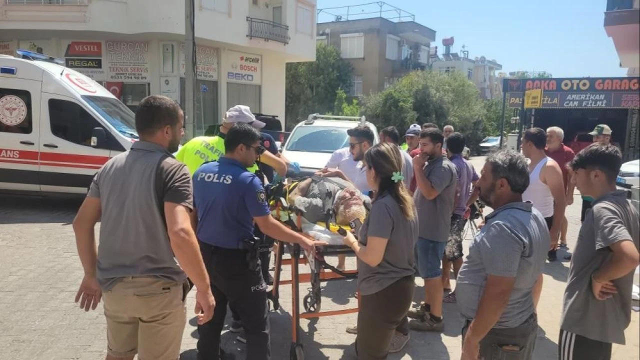 Antalya'da yaralanan adama şemsiyeli müdahale! İlginç görüntüler oluştu - 1. Resim