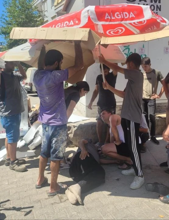Antalya'da yaralanan adama şemsiyeli müdahale! İlginç görüntüler oluştu - 2. Resim