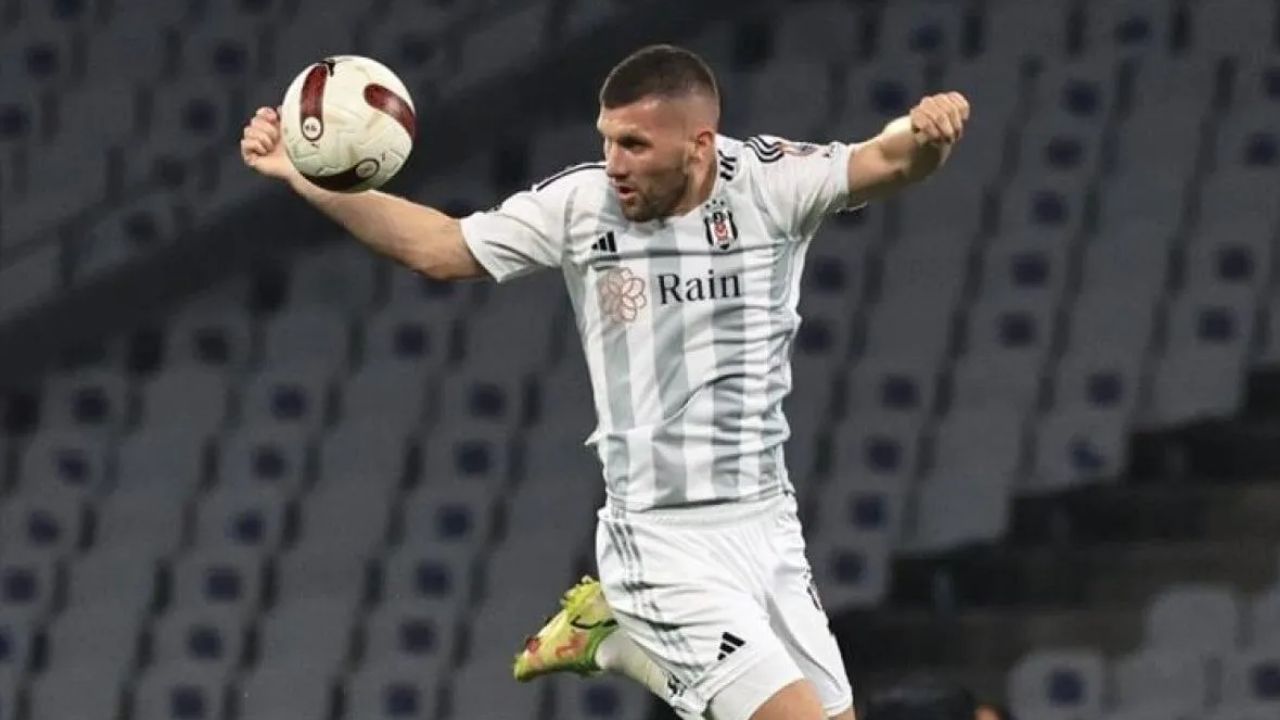 Beşiktaş Hırvat golcü Rebic'in sözleşmesini feshetti!