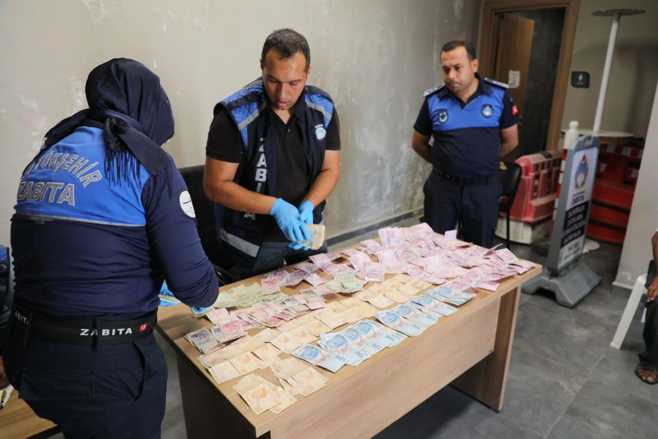 Dilencinin üzerinden rekor düzeyde para çıktı! Sadece 1 günlük kazancı şoke etti - 1. Resim