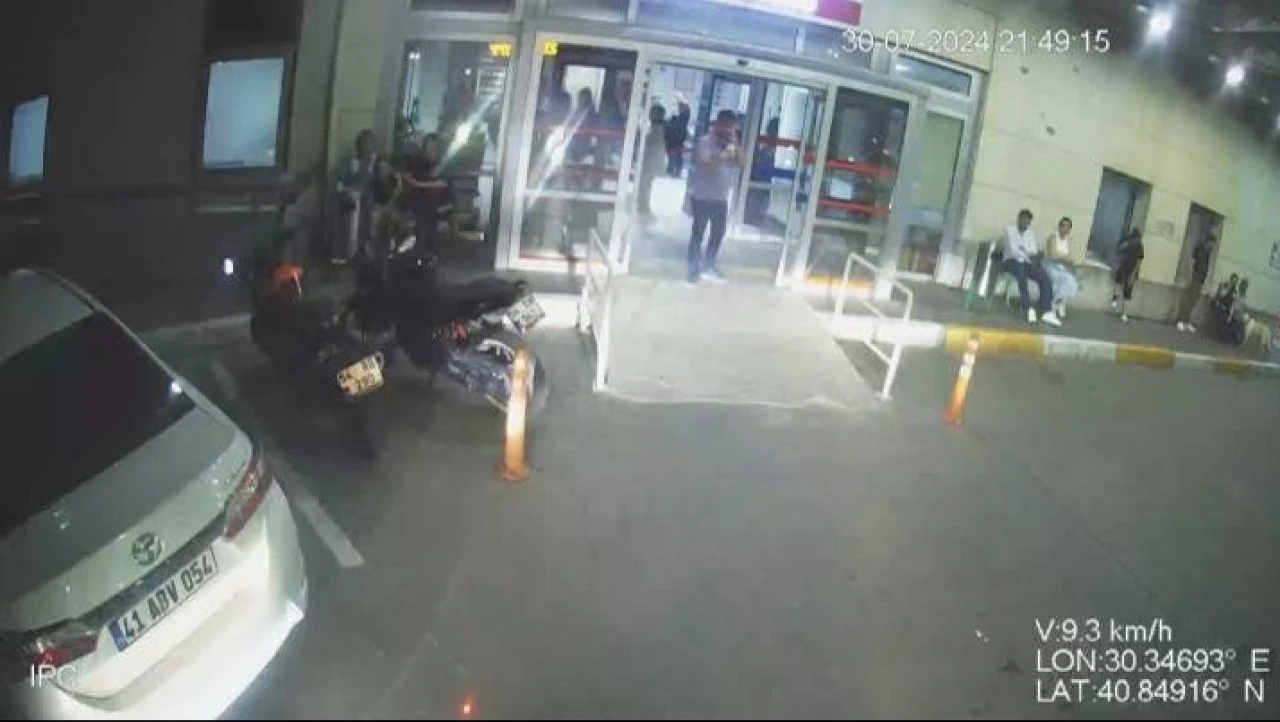 Fenalaşan yolcu için otobüsü ambulansa dönüştürdü: O anlar kameraya böyle yansıdı! - 2. Resim