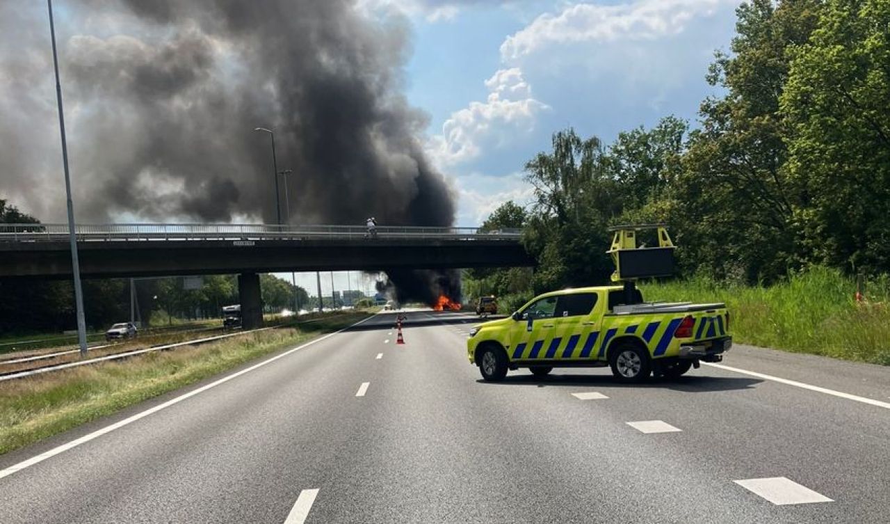 Hollanda'da otoyola uçak düştü! 1 ölü - 2. Resim