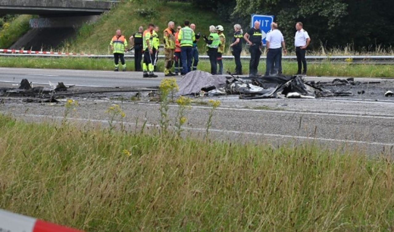 Hollanda'da otoyola uçak düştü! 1 ölü - 1. Resim