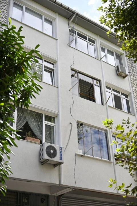 İstanbul'da binalar bir bir çöküyor! Vatandaşlar güne kâbusla uyandı: "Çatır çatır seslere uyandık"