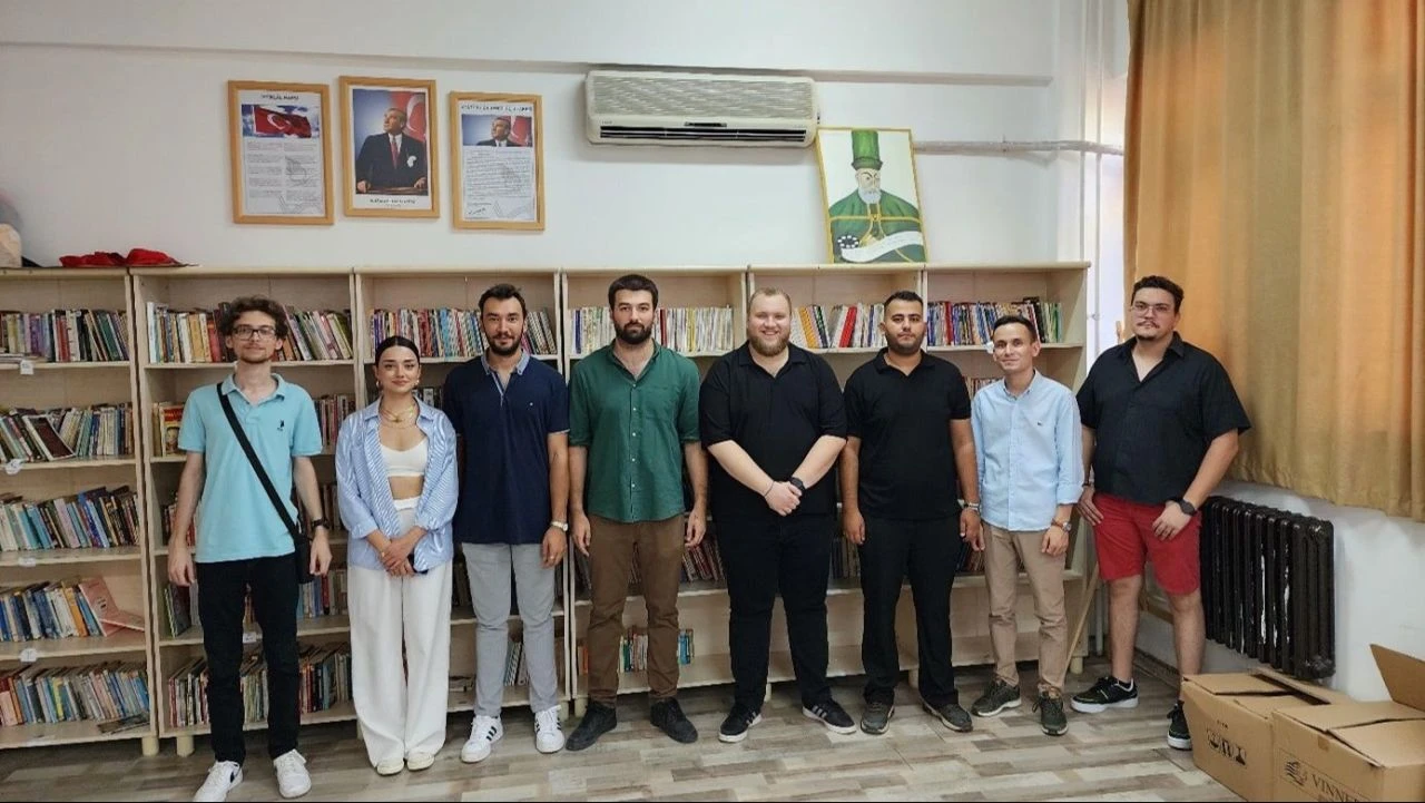 İYİ Parti Antalya Gençlik Kolları'ndan anlamlı kitap bağışı