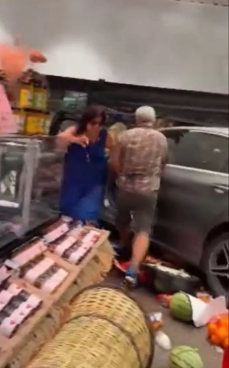 Kadın sürücü dehşet saçtı! Aniden markete daldı, ortalık savaş alanına döndü - 4. Resim