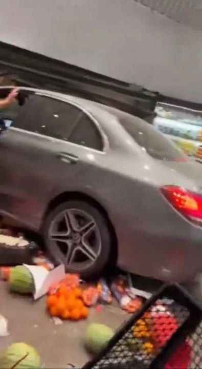 Kadın sürücü dehşet saçtı! Aniden markete daldı, ortalık savaş alanına döndü - 3. Resim