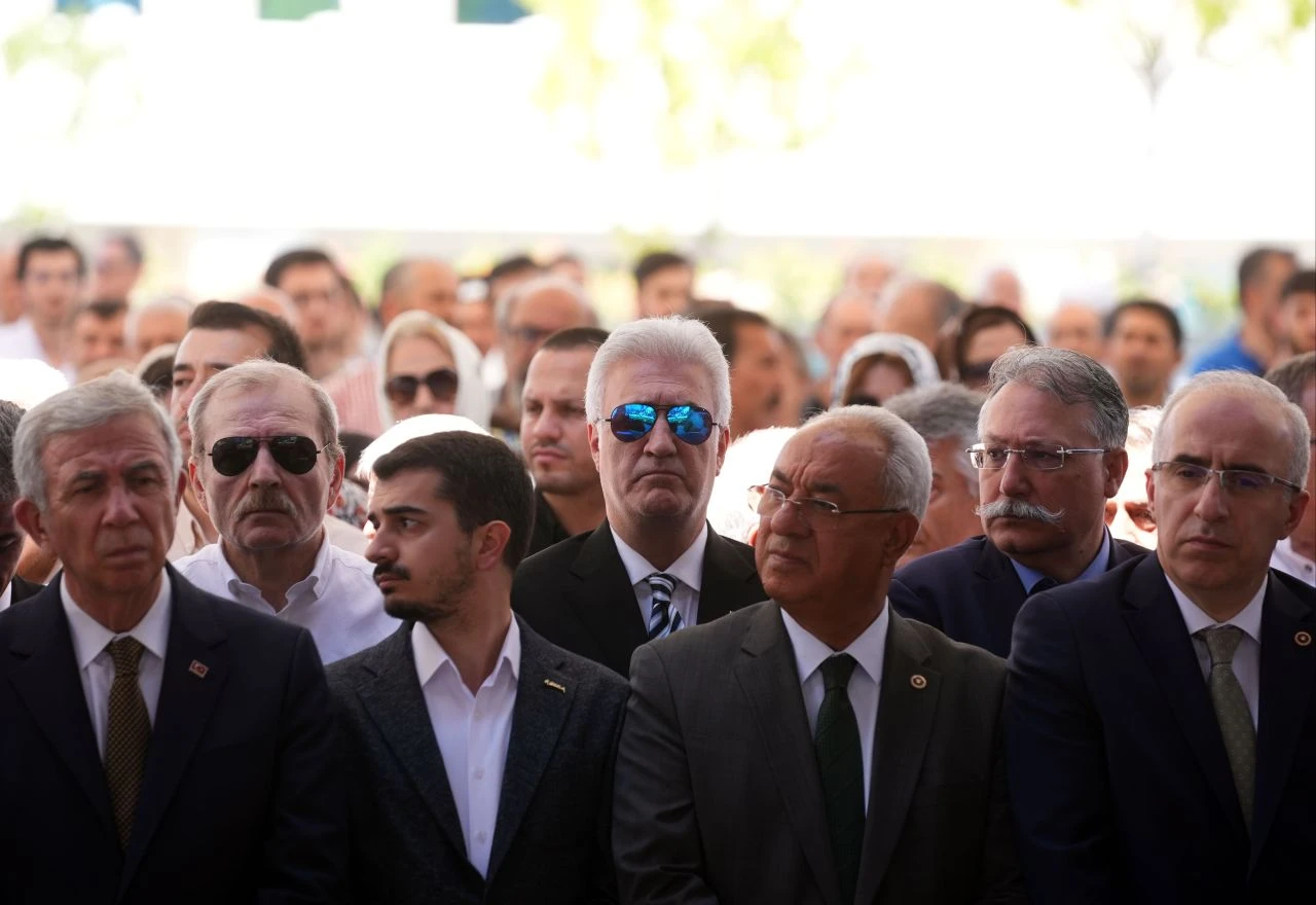 Kenan Işık'a veda! Son yolculuğuna uğurlanıyor - 3. Resim