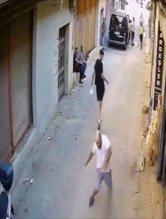 Polisten kaçan suçluyu çelme takarak durdurdu! Sosyal medyada gündem olan görüntüler