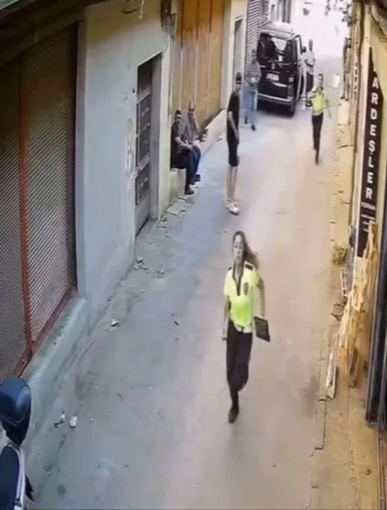 Polisten kaçan suçluyu çelme takarak durdurdu! Sosyal medyada gündem olan görüntüler