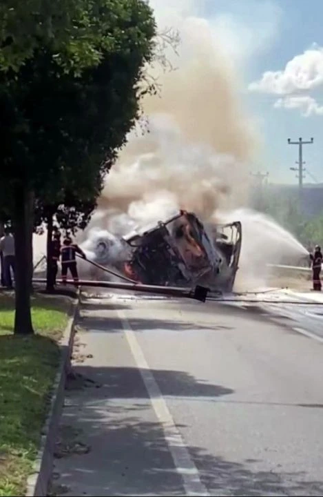 Sakarya'da korku dolu anlar: Tır alev topuna döndü!