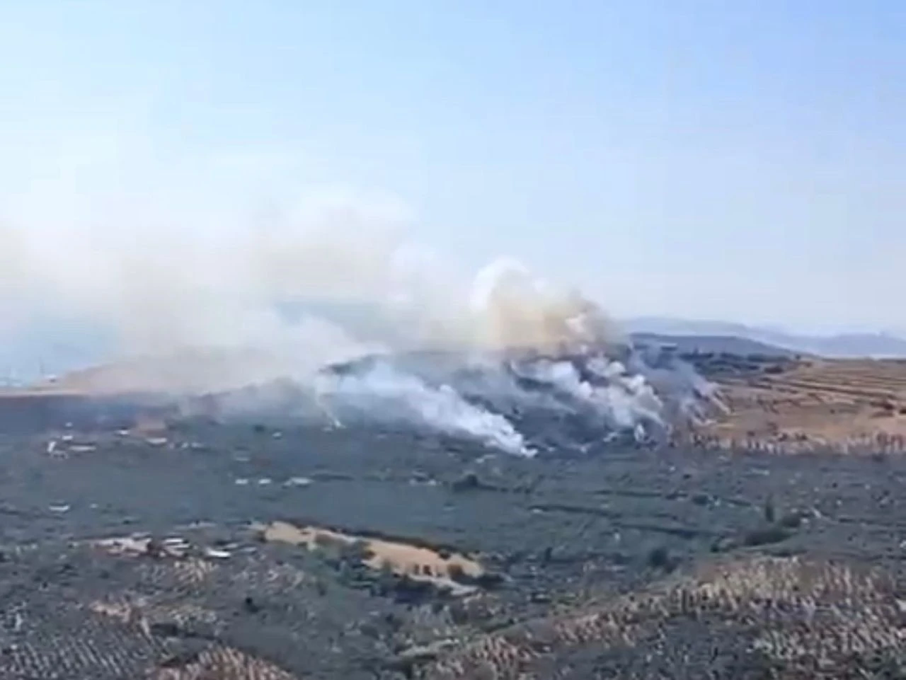 Balıkesir'in Erdek ilçesinde ormanlık alanda çıkan yangında müdahale sürüyor - 1. Resim