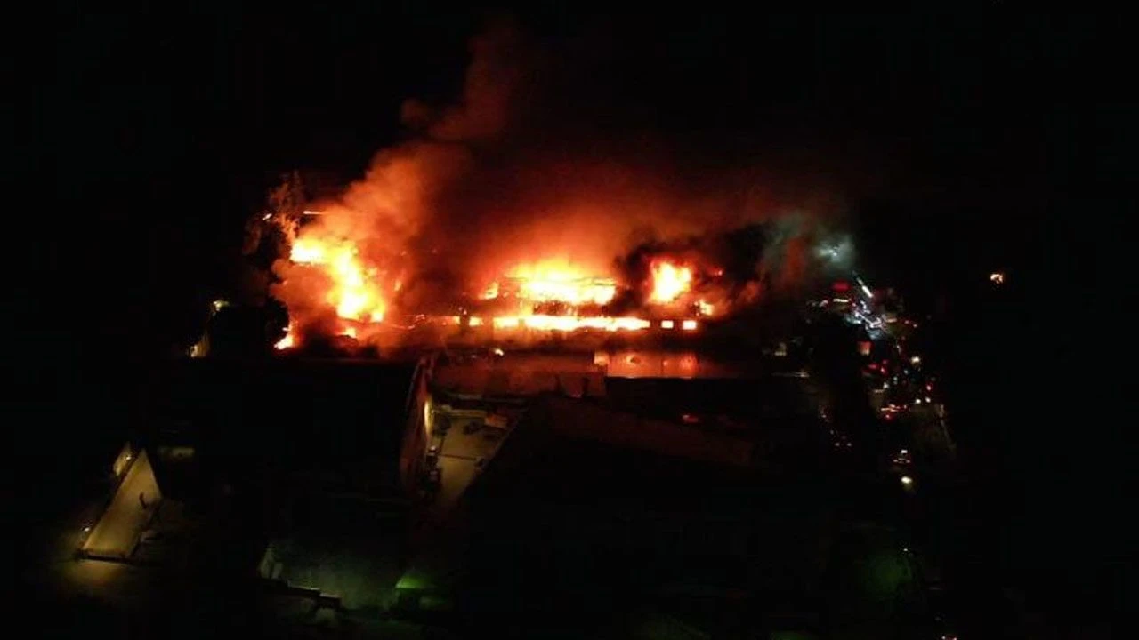 Avcılar'da büyük yangın! Alevler bütün fabrikayı sardı