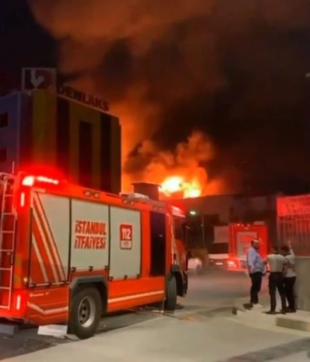 Avcılar'da büyük yangın! Alevler bütün fabrikayı sardı