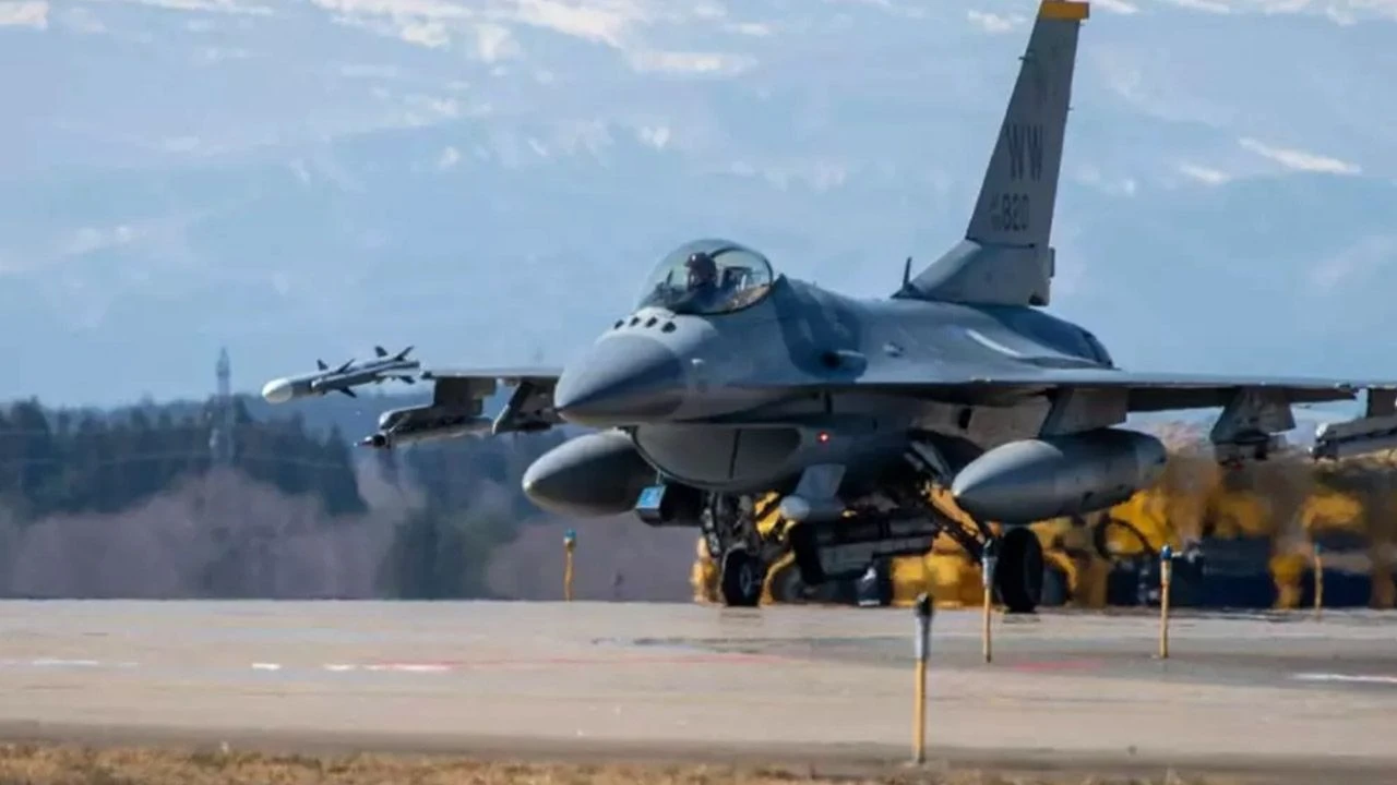 Huron Gölü’nde patlama: F-16 savaş uçağı acil durum verdi, yakıt tankı boşaltıldı - 2. Resim