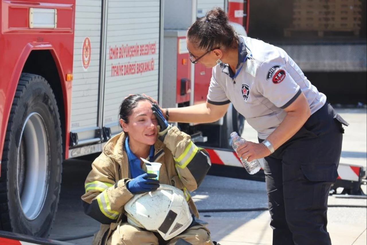 İzmir'de sanayi sitesinde korkutan yangın: 3 fabrika ve 5 aracı alevler yuttu - 3. Resim