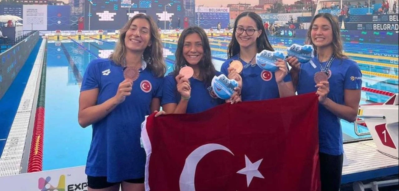 Milli yüzücü Ecem Dönmez, Olimpiyat yarışı öncesi Fenerbahçeli arkadaşlarıyla buluştu - 1. Resim