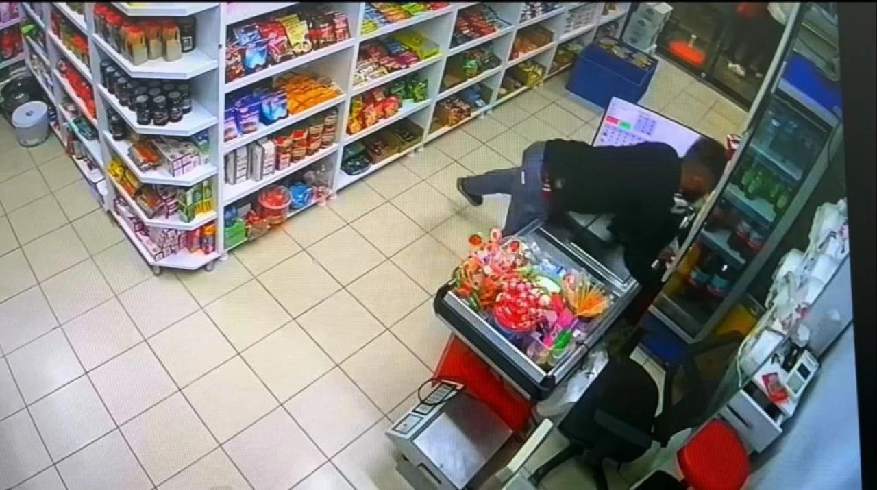 Önüne gelen yeri soydu! Suç makinesi kameralardan polise enselendi - 1. Resim