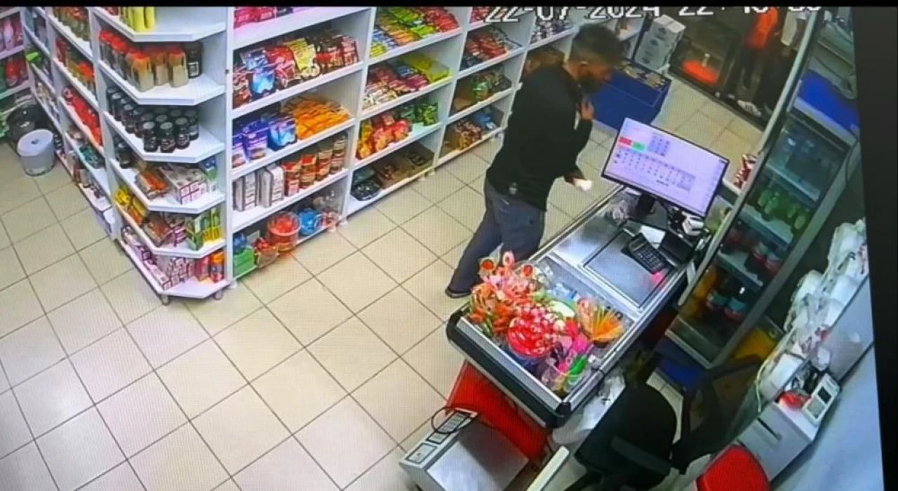 Önüne gelen yeri soydu! Suç makinesi kameralardan polise enselendi - 2. Resim