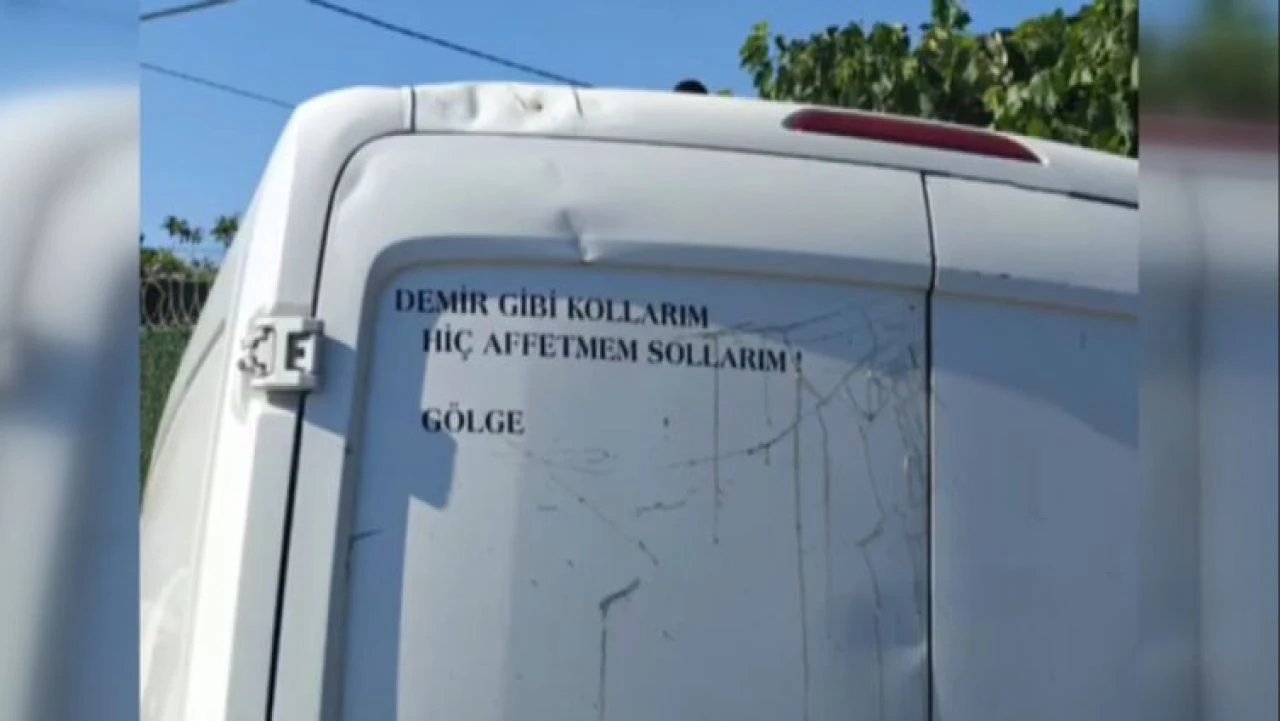 Trafik canavarı duvara tosladı! Aracın arkasındaki yazı şoke etti: 'Hiç affetmem sollarım' - 2. Resim