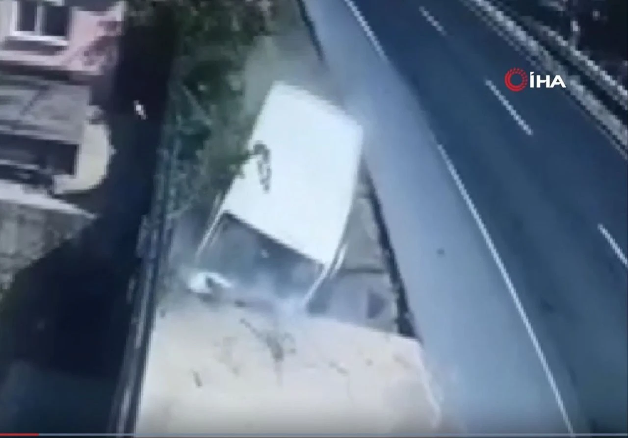 Trafik canavarı duvara tosladı! Aracın arkasındaki yazı şoke etti: 'Hiç affetmem sollarım' - 1. Resim