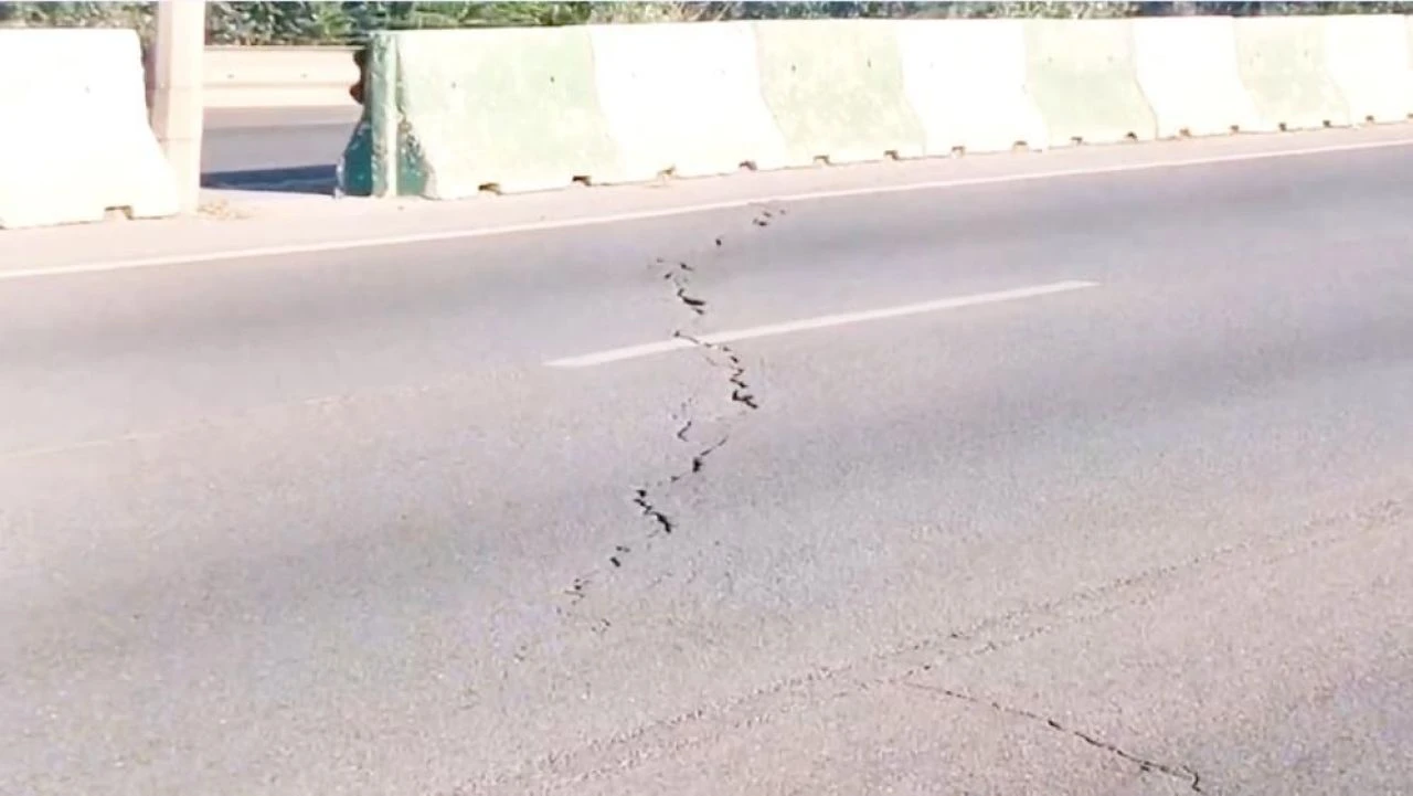 Deprem uyarısı yapılmıştı! Yollardaki dev çatlaklar korkutuyor