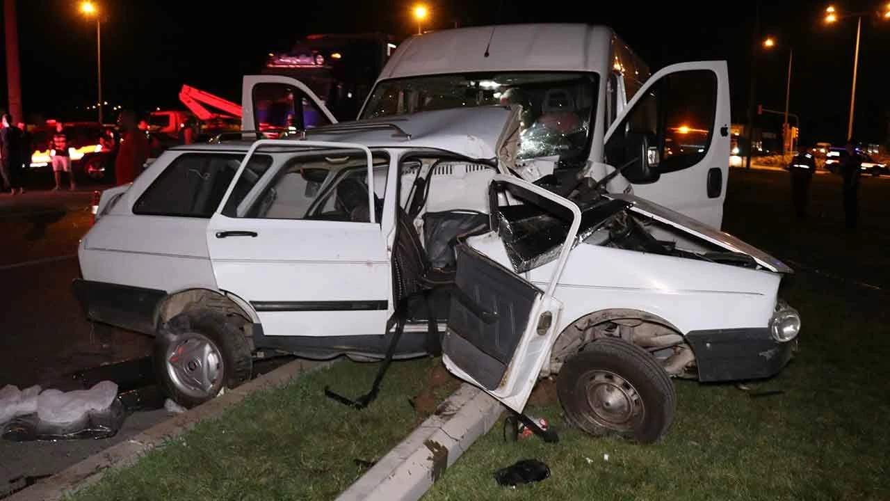 İşçi minibüsü çarptığı otomobili metrelerce sürükledi: 2 ölü, 10 yaralı - 1. Resim