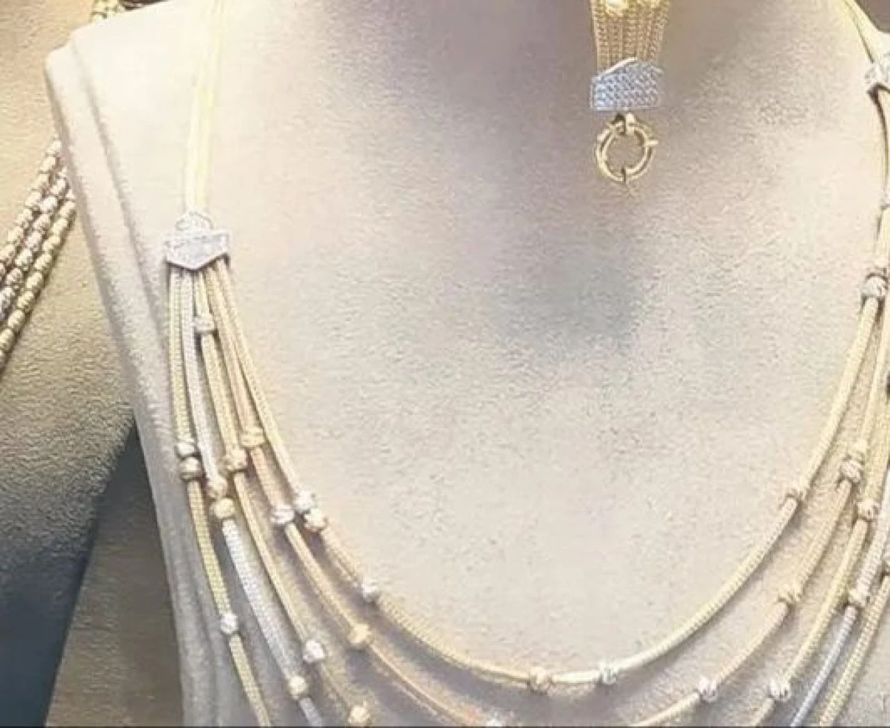 Kadın doktor hayatının şokunu yaşadı! Dilenci kılığında gelip, milyonluk mücevherlerini çaldılar