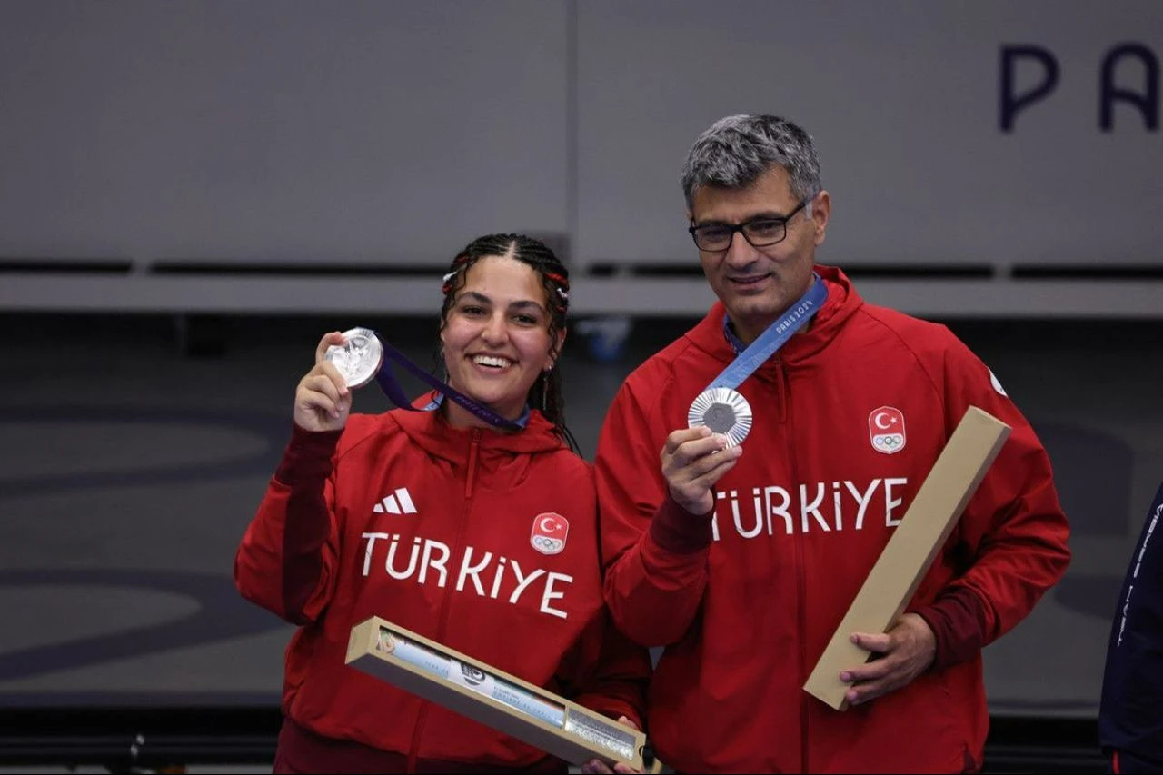 Olimpiyatlarda gümüş madalya alanlara bir ödül de Türkiye Cumhuriyeti'nden geldi