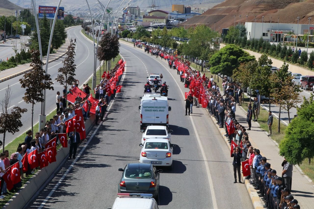 Şehidimiz Ahmet Şahan'ı yalnız bırakmadılar! Güzergahı Türk bayraklarıyla donattılar - 1. Resim
