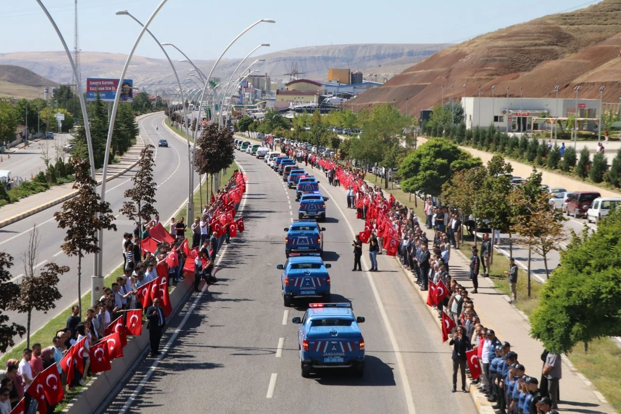Şehidimiz Ahmet Şahan'ı yalnız bırakmadılar! Güzergahı Türk bayraklarıyla donattılar - 3. Resim