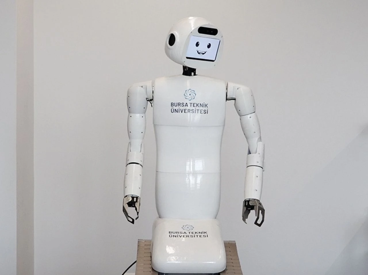 Türkiye'de yapay zekalı insansı robot geliştirildi: Yüz tanıyabiliyor, soruları cevaplayabiliyor - 2. Resim