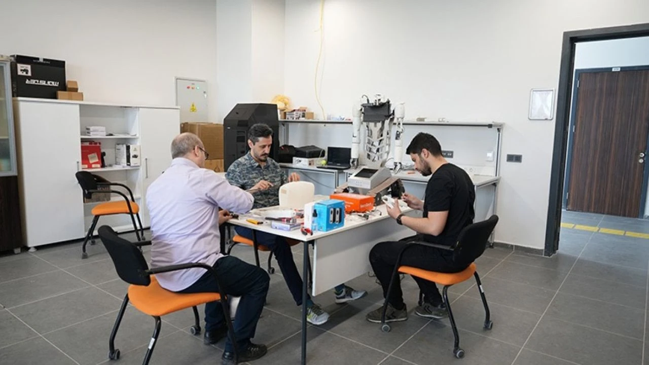 Türkiye'de yapay zekalı insansı robot geliştirildi: Yüz tanıyabiliyor, soruları cevaplayabiliyor - 1. Resim