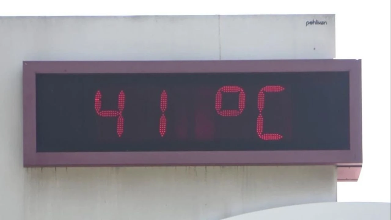 50 dereceye ulaşan sıcaktan bunalan Adanalı: 'Bu sıcağı Allah'a havale ediyorum' - 4. Resim