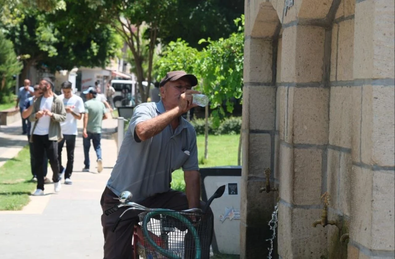 50 dereceye ulaşan sıcaktan bunalan Adanalı: 'Bu sıcağı Allah'a havale ediyorum' - 2. Resim