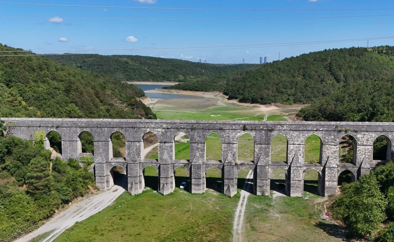 Alibey barajı yüzde 57'lere gerilerdi! İstanbul'da kuruyan barajlara vatandaşların piknik alanı oldu