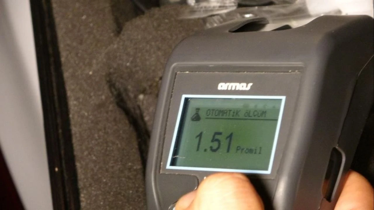 Alkollü sürücü polisi çileden çıkardı! Ne yaptıysa da alkollü çıktı, cezayı yedi - 3. Resim