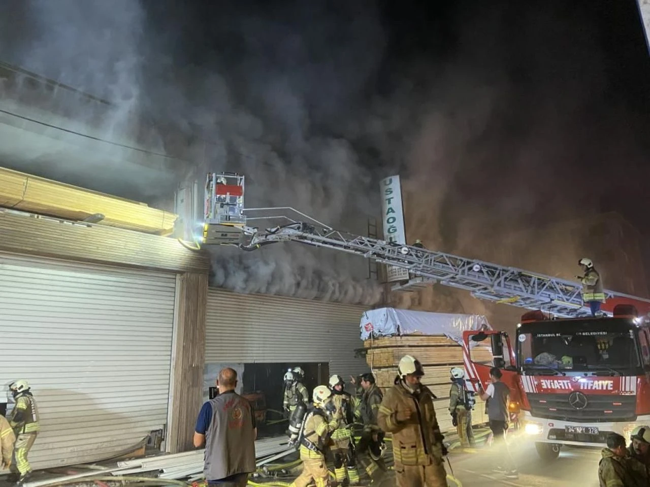 Başakşehir'de korkutan yangın: Kepenkleri testere ile kestiler! - 1. Resim