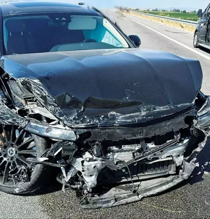 Bodrum dönüşü korkunç kaza! Ünlü oyuncu Tolgahan Sayışman'n 11 milyonluk aracı hurdaya döndü - 3. Resim