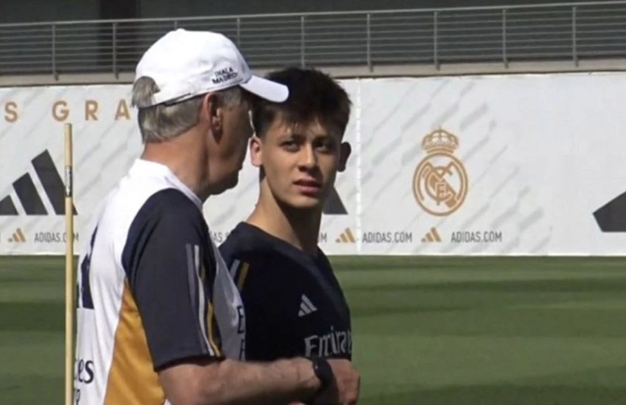 Carlo Ancelotti'den Arda Güler için sürpriz karar: Real Madrid-Barcelona maçı öncesi farklı mevkide görev aldı - 1. Resim