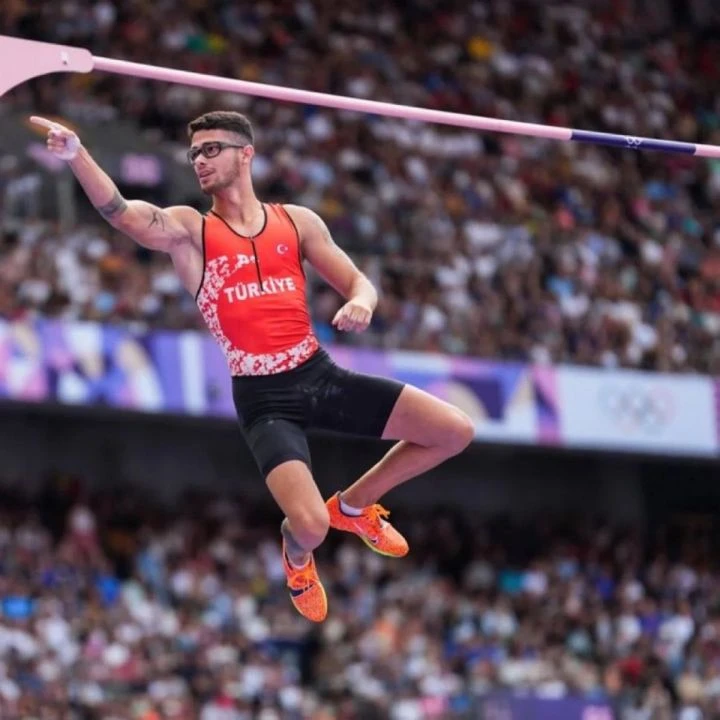 Ersu Şaşma ikonik pozuyla Paris Olimpiyatları'nda finalde!