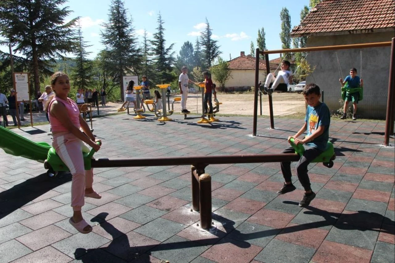 Eylem görüntüleri gündem olmuştu! Yürüyüş yapan çocuklar oyun parkına kavuştu - 3. Resim