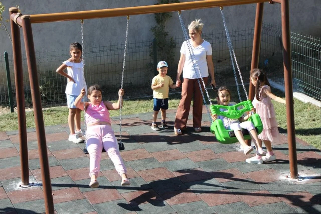 Eylem görüntüleri gündem olmuştu! Yürüyüş yapan çocuklar oyun parkına kavuştu - 1. Resim