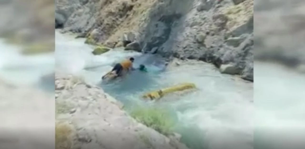 Günün kahramanı! Yüzme bilmeden 3 kişiyi boğulmaktan kurtardı