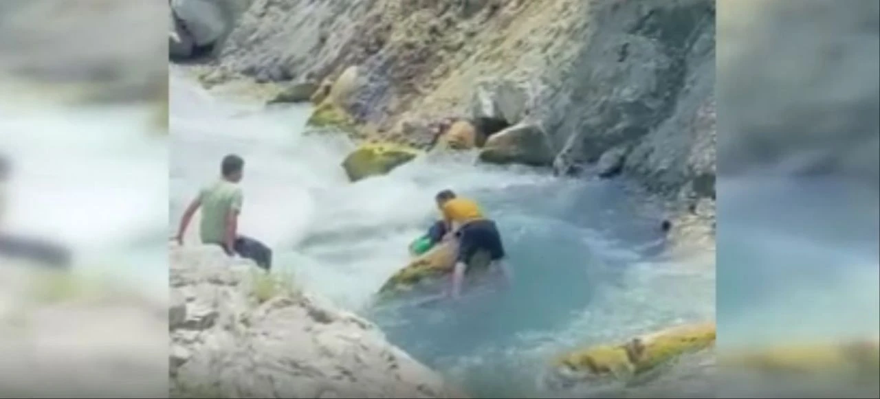 Günün kahramanı! Yüzme bilmeden 3 kişiyi boğulmaktan kurtardı