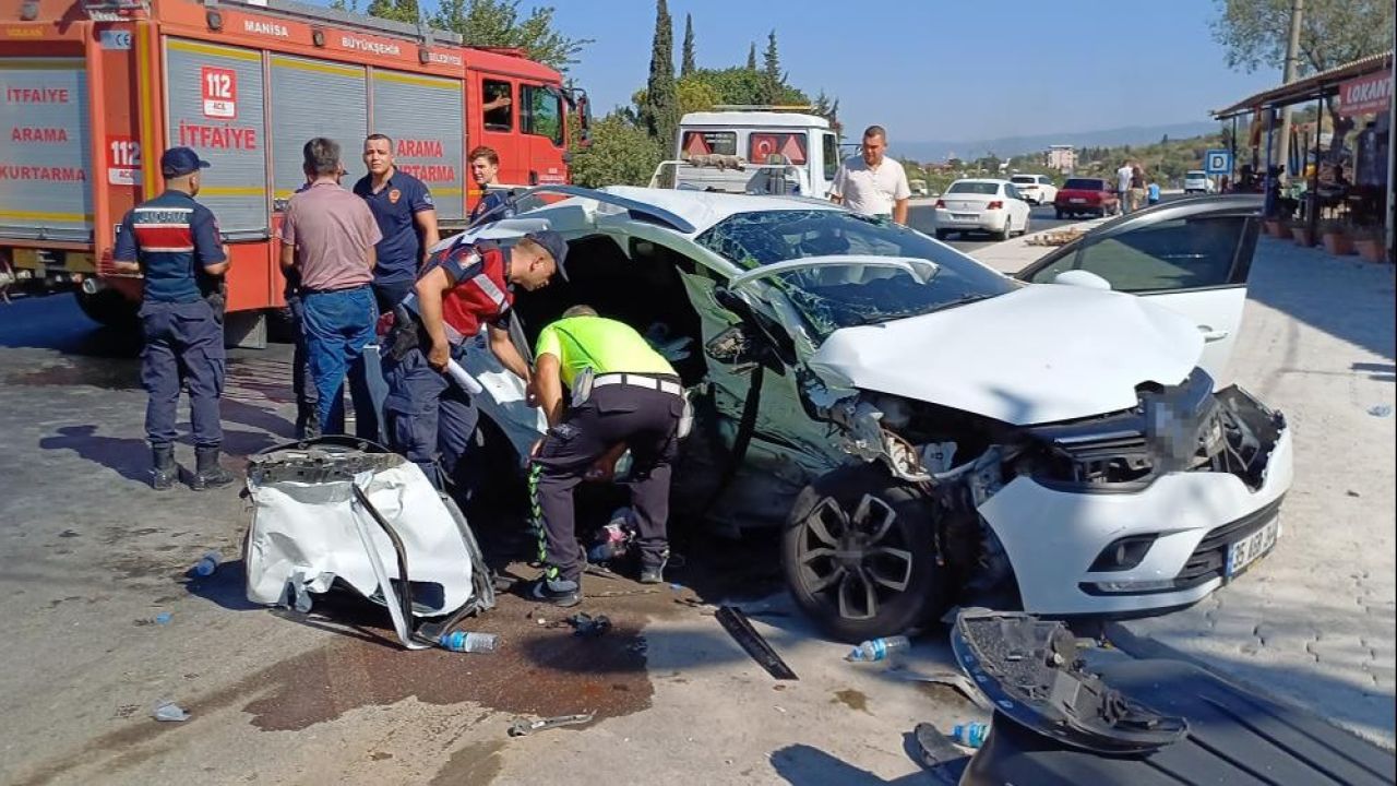 Manisa'da iki otomobil çarpıştı: Ölü ve yaralılar var - 1. Resim