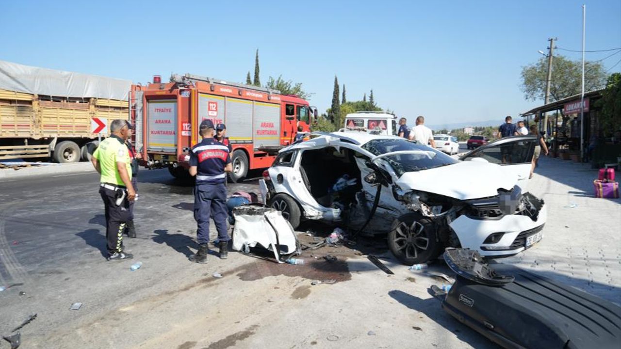 Manisa&#039;da iki otomobil çarpıştı: Ölü ve yaralılar var