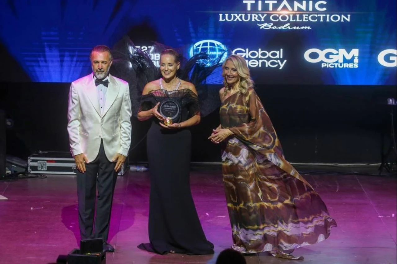 Ödülünü alan Dünya starı Sharon Stone'den dikkat çeken Beşiktaş detayı!